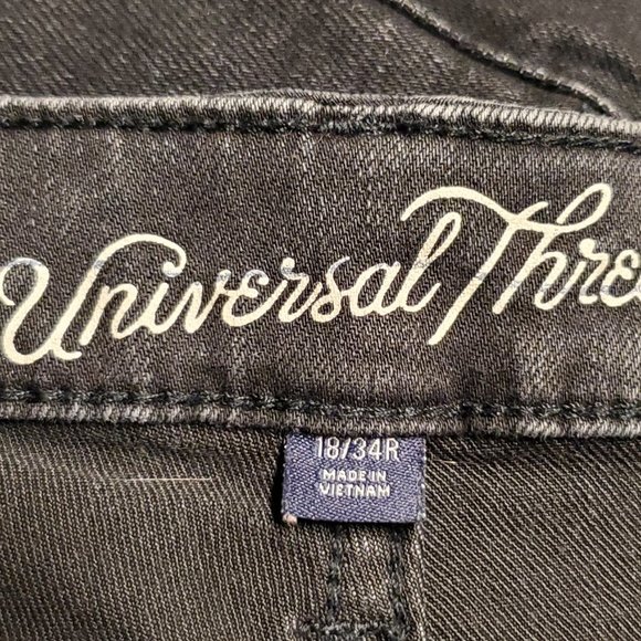 Universal Thread Women's Plus Size Mid-Rise Skinny Jeans. Size 18/34R - Picture 4 of 5